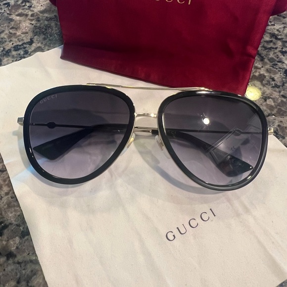 Like New Authentic Gucci Pilot Sunglasses - Polarized - Picture 1 of 8